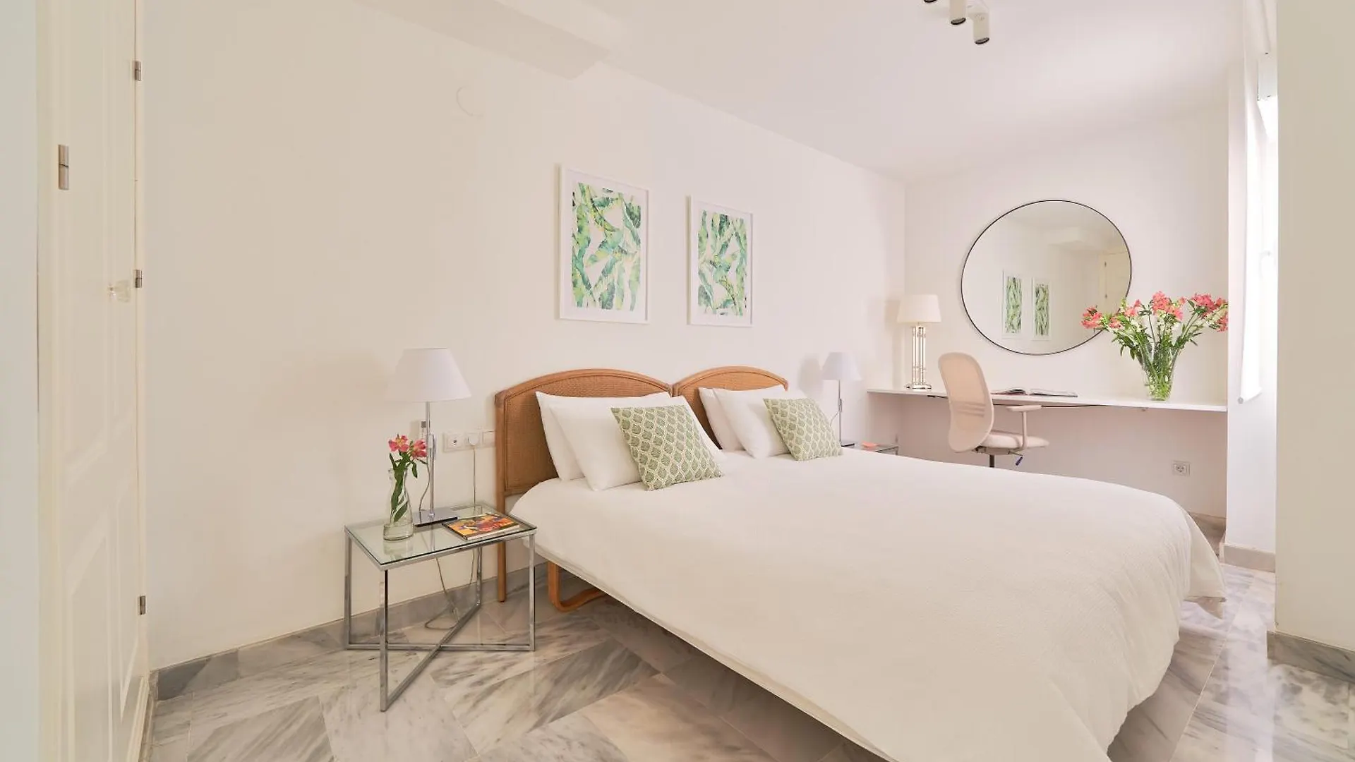 Modern City Centre Apartment W/ Terrace & Fast Wifi 马拉加