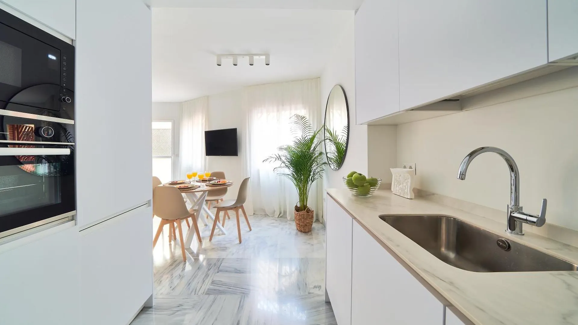 Modern City Centre Apartment W/ Terrace & Fast Wifi 马拉加