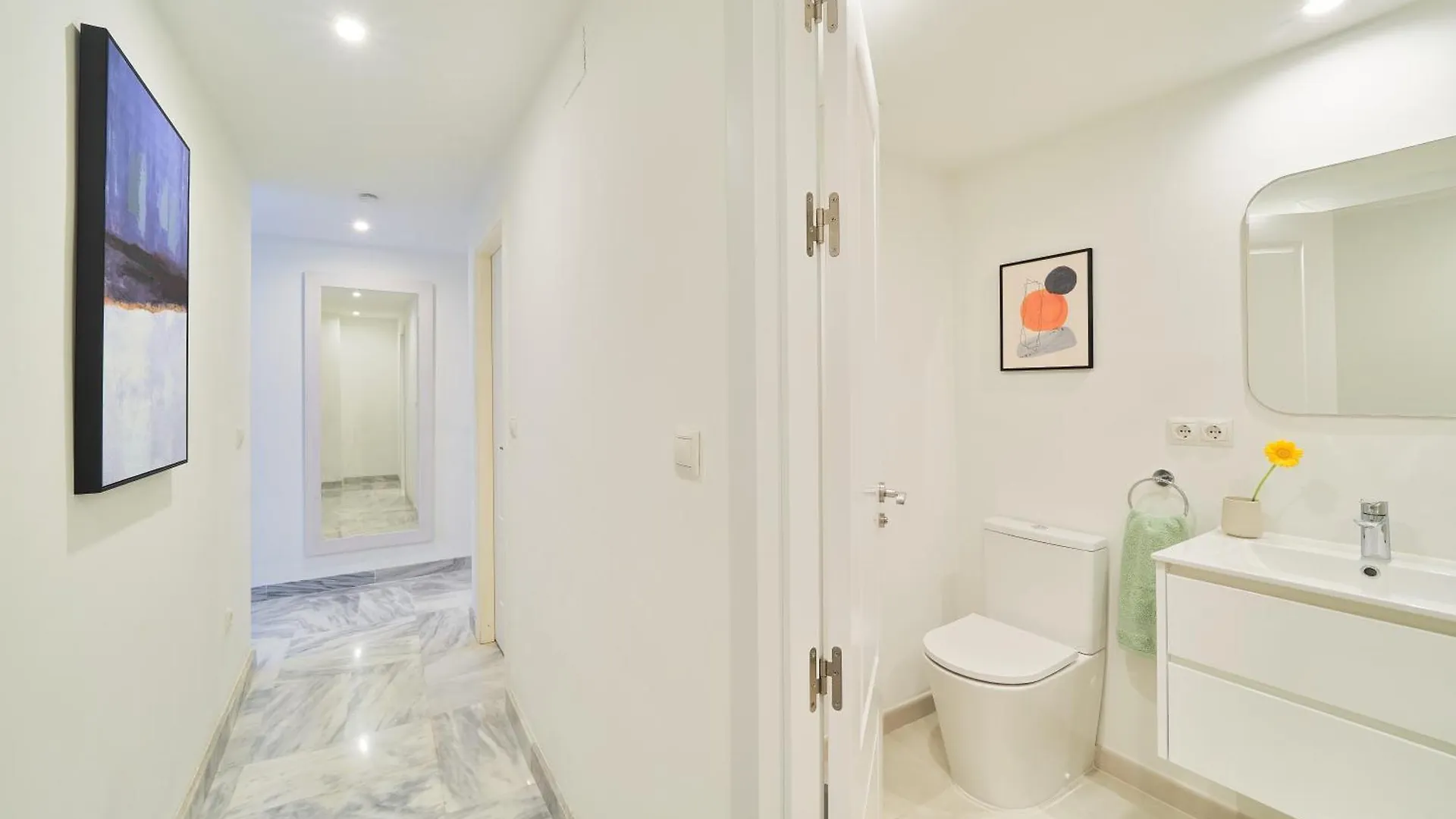 Modern City Centre Apartment W/ Terrace & Fast Wifi 马拉加 西班牙