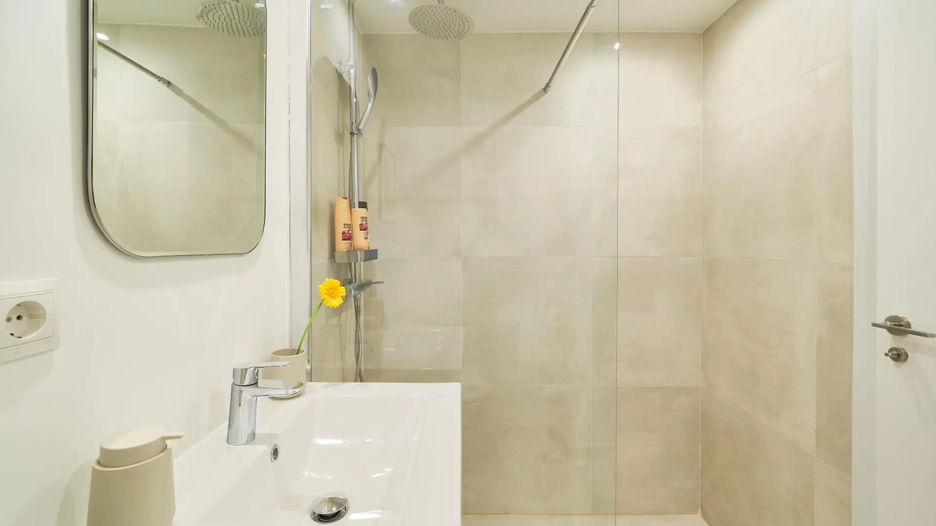 Modern City Centre Apartment W/ Terrace & Fast Wifi Malaga
